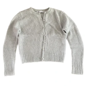 Mysigaste stickade koftan från Zara - Säljer den finaste koftan från Zara! Den är jättefint turkos-grå och varm och perfekt nu i höst! Är i strl M men passar absolut  en S 🩷 Skriv vid intresse!