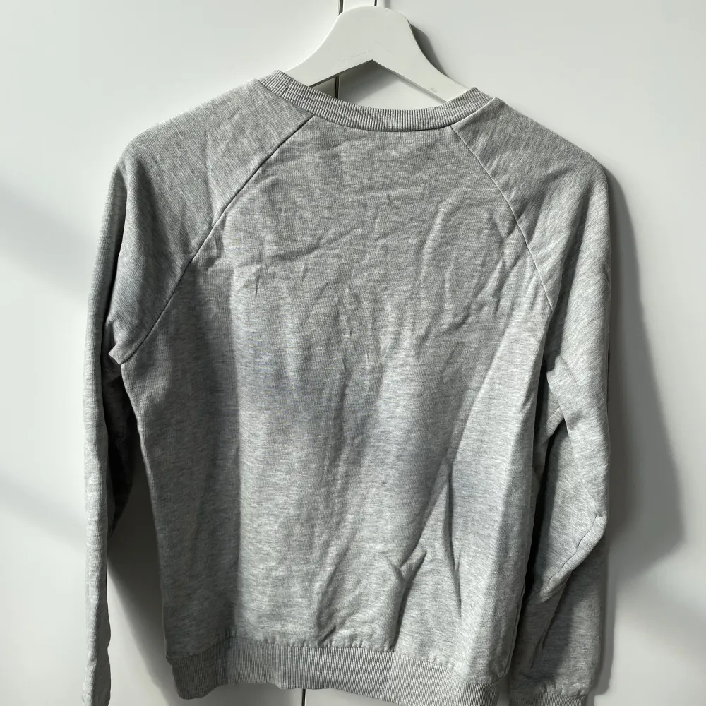 Grå sweatshirt tröja från HM Divided med tryck på. . Tröjor & Koftor.
