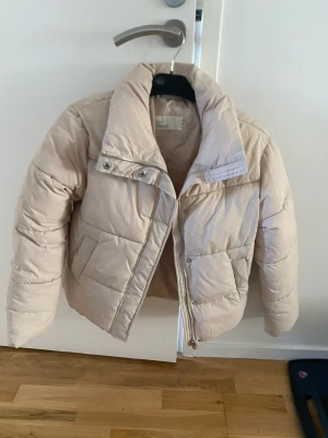 Puffer jacket - Puffer jacket från Nelly storlek 36, knappt använd 