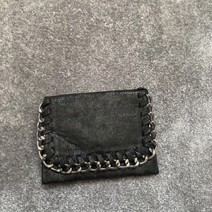 Stella McCartney plånbok  - Jättefin oanvänd plånbok/korthållare som liknar stella McCartney, finns plats för 4 kort eller 3 kort och sedlar