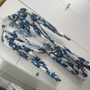 Skjortklänning  - Skjortklänning aldrig använd bara tvättad och strykt. Med knappar som inte syns som på bild 2 och fina detaljer med till som ger lite flow när man går och rör på sig. 