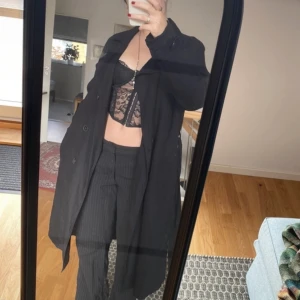 Trenchcoat  - Tunn trenchcoat i skönt material  Band medkommer Knappt använd  