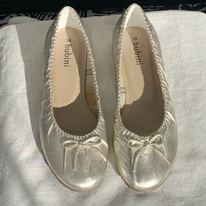 Vit/pärlfärgade ballerinaskor - Helt nya, pärlfärgade ballerina skor!