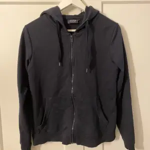 En helt vanlig mörkblå zip hoodie, köpt för 1 år sedan typ men knappt använd!💕