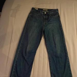 Levis jeans - Jag säljer dom här Levis jeansen i st W28 L27 eftersom jag aldrig använder dom längre. Straight leg. Köpta för 1100