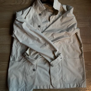 Overshirt - Säljer nu min beige overshirt, vet inte vilken märke men den är köpt i Göteborg. Inte min stil längre. Säljs billigt eftersom lite fläckar innanför tröjan (sista bilden). Xs men väldigt stor passar S samt M.