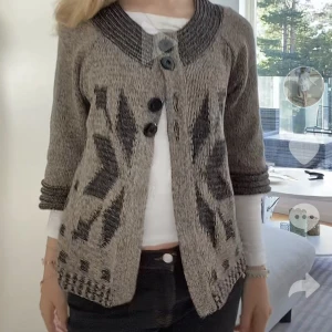 Trekvartsärmad kofta - Så sjukt snygg kofta! Är lite osäker på om jag vill sälja men kollar intresse 