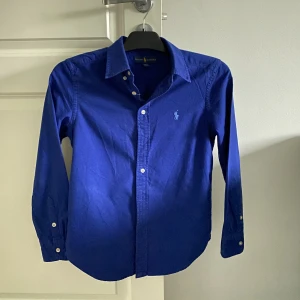 Ralph Laurent skjorta - Säljer nu min Ralph Laurent skjorta i storlek M (10-12) pga jag har växt ur den. Skick 9/10. Inte använd mycket. 