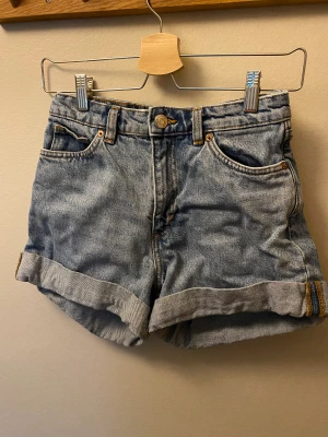 Korta jeansshorts  - Korta jeansshorts som knappt är använda från Monki. 💙 Rejäl denim. Storlek 160/64A (S) men känns som XS 🫶🏼