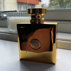 Parfym  - Säljer min Versace parfym 100ml. Lite kryddig i doft noten inget som passade till mig. Finns en liten skada på forten detta skedde i samband med min flytt. Använd 2 gånger så finns mycket kvar att förbruka! Pga den är kryddig i noten kan det passa alla