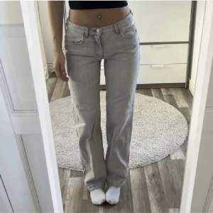 2 första är Lånade bilder! Skit snygga jeans från Gina tricot, lågmidjade. Grå fin färg. Fint skick! Storlek Xs-S! Priset kan diskuteras💞