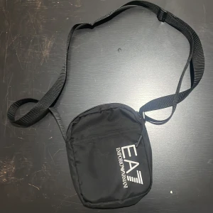 Ea7 väska  - Säljer min ea7 väska för 300 kr för använder den knappt mer. Som ny har använt bara några gånger 