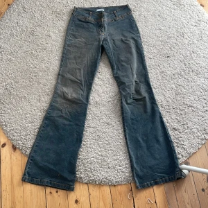 Lågmidjade bootcut jeans  - Mina gamla favvisar som jag tyvärr har växt ur:( jätte snygga köpta på humana. Har ett litet hål vid benet men syns knappt. Hittar ingen storlek men är långa nog för mig som är 172 men typ small i midjan kanske 26-27 i midjan eller liknande 