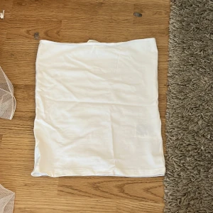 Vit tubtopp  - Säljer denna vita tubtopp i storlek S. Nyskick. 