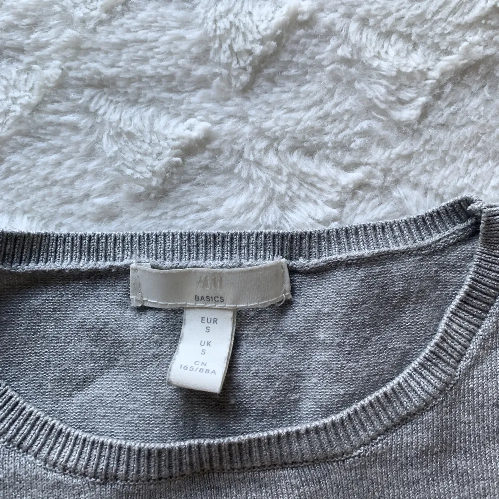 stickad kortärmad tröja ifrån H&M finns ej att köpa längre, fint skick❤️. Tröjor & Koftor.