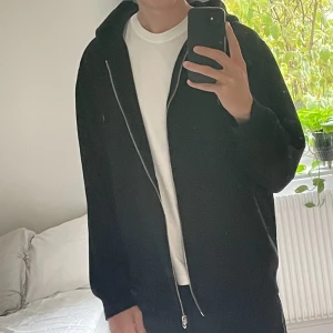 Weekday Hoodie - En svart weekday hoodie i bra skick. 470kr nypris. Jag är 187 cm och har storlek Large.