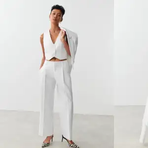 Säljer mina vita kostymbyxor från Gina tricot🤍aldrig använda! Köptes för 499 kronor, säljer för 300. Slutsålda på hemsidan. Storlek S🤍