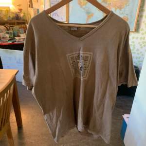 Unik T-Shirt från Oasis. Har aldrig kommit till användning så väldigt fint skick. Storlek M/L.