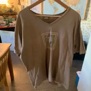 Unik T-Shirt från Oasis. Har aldrig kommit till användning så väldigt fint skick. Storlek M/L.