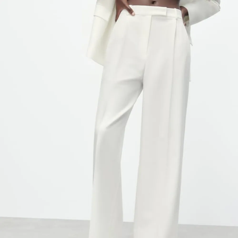 Skitsnygga vita kostymbyxor från Zara. Använda 1 gång då de tyvärr inte passar. . Jeans & Byxor.