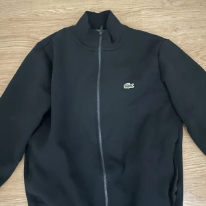 Lacoste tröja - Använd max 2 gånger Storlek M  Säljs pga för liten för mig
