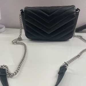 Liten väska - En väska som ej kommer till användning, köptes i Aprill och har inte kommit till användning sedan dess