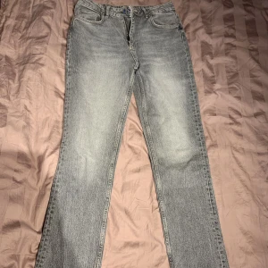 Zara jeans - Snygga jeans från Zara (samma passform som sista bilden). Sparsamt använda så i fint skick!
