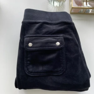 Juicy couture  - Jag säljer mina svarta juicy couture byxor i storlek xxs men passar någon i xs också. Tyvärr så har ena metall saken som sitter på snöret lossnat, men det är inget som märks särskilt mycket! Köparen står för frakten💕