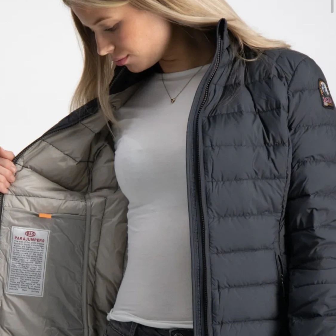  Säljer pjs parajumper jacka storlek Y-M mörkblå både tjejer och killar kan använda den från kidsbrandstore. - 91