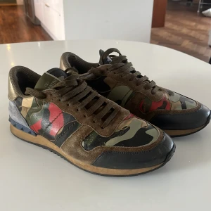 Valentino rockrunners  - Köpte dessa för 5000kr helt nya, skick 7,5/10. Vid snabb affär kan jag sänka priset. Frakt betalar köparen 