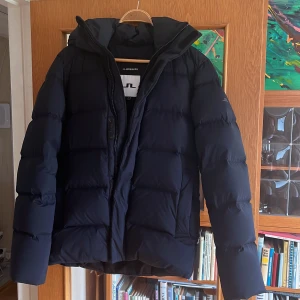 J Lindberg jacka  - Varmaste jackan jag haft, riktigt tjock krage och perfekt när det är som kallast på vintern, använd under en vinter och är fortfarande väldigt bra skick