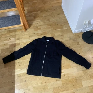 Weekday jacka/overshirt - En snygg jacka/overshirt från weekday med dragkedja som är perfekt till hösten. Storlek S.