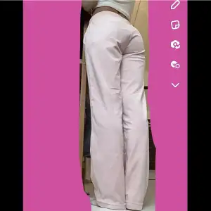 Säljer nu mina älskade & unika juicy couture byxor i strl Small! Perfekt skick & INGA defekter 💕 171 cm lång🥳 går inte att få tag på längre!! Nypris: 1200 kr❤️‍🔥