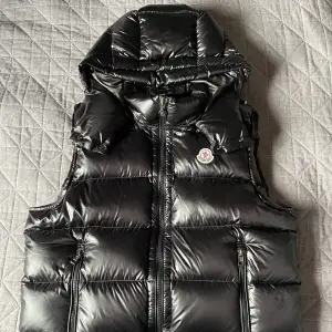 Hej säljer denna moncler rep från tpmon. Så det är bra grejer. Samma material, nfc funkar och tecknaden på insidan har rätt färg. Pruta på! Alla prisförslag tas!