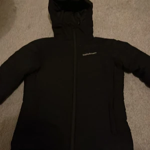 Peak performance jacka  - Det är en väldigt bekväm och varm vinterjacka som är i väldigt bra skick. den är köpt förra vintern och har inga skador eller fläckar. Nypris 4000kr. Skick 9/10