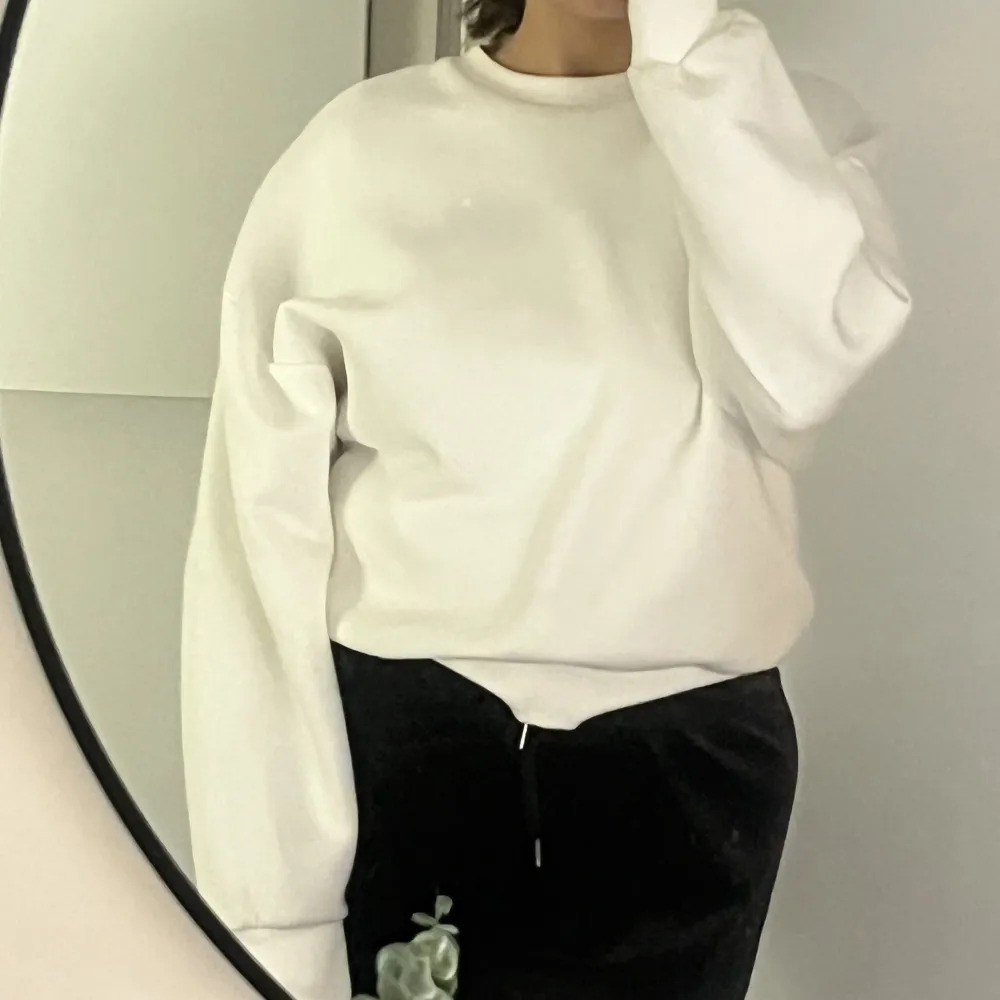 Säljer denna sköna vita sweater från Gina Tricot, då den dessvärre inte kommer till användning längre! Nypris 260 kr, säljer för 150 🩵. Tröjor & Koftor.
