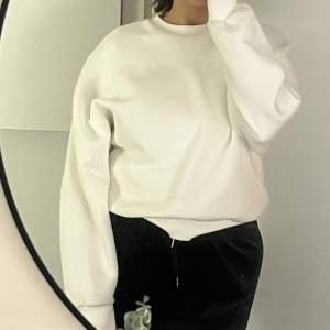 Säljer denna sköna vita sweater från Gina Tricot, då den dessvärre inte kommer till användning längre! Nypris 260 kr, säljer för 150 🩵