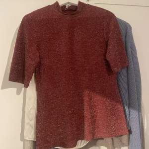 Superfin glittrig tröja från stockh lm,köpt på sellpy men aldrig använd. Som ny!! Skriv för bilder på🥰
