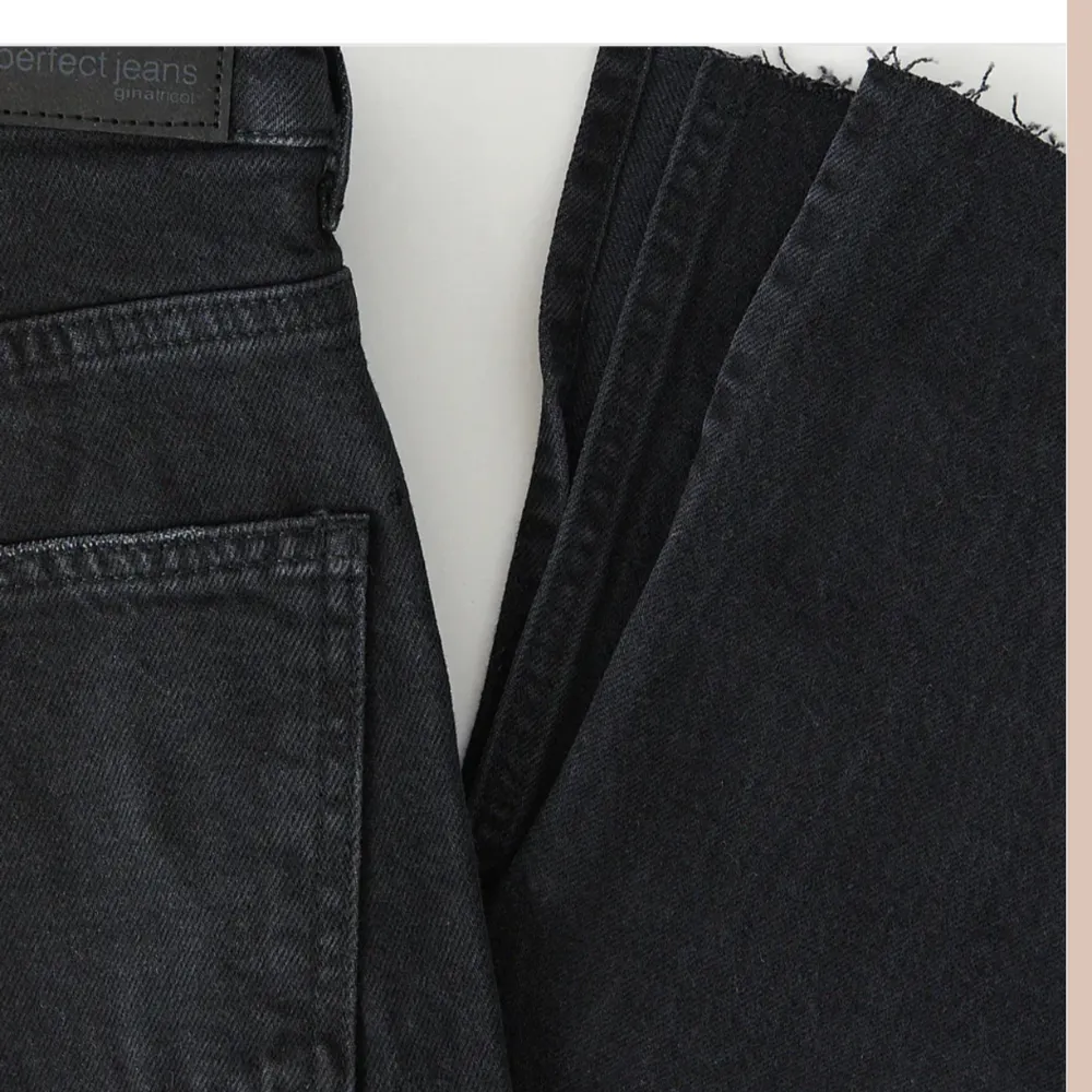 Säljer dessa byxor då dem inte kommit till användning, är storlek tall🩷 lappen sitter kvar och byxorna är bara testade🩷 nypris 499🩷de ha en slits också🩷. Jeans & Byxor.