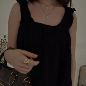 Svart linne med djup rygg  - Svart ”flowy” linne. Ryggen är 😍 Passar både xs/s.  