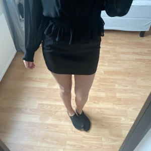 Kjol - Säljer denna fina kjol ifrån nakd. Aldrig använd då jag har andra liknande!!