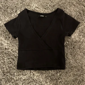 Festtopp - Svart omlott-topp från Bikbok🥰