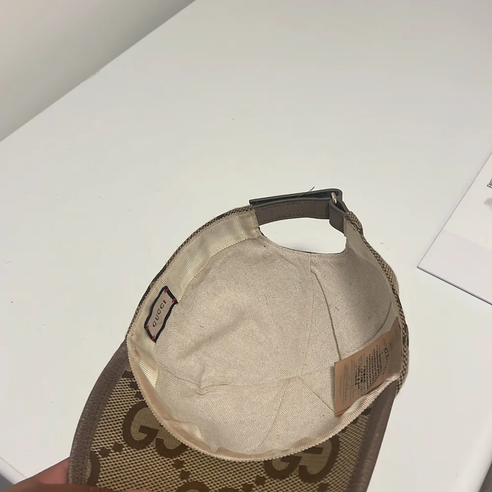 Tjena! Säljer nu en äkta Gucci keps som är i sprillans ny skick. Kepsen säljs då den är för stor på mitt huve storlek Large  box kommer med . Accessoarer.