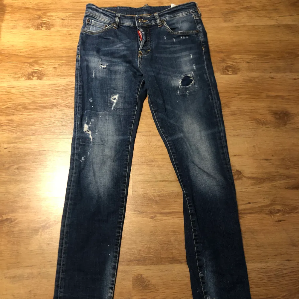 Bra skick på dsquared jeans i storlek 42. Ny pris 1700, som endast säljs för 449 men priset kan gå o sänkas;). Jeans & Byxor.