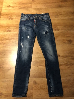 Dsquard jeans  - Bra skick på dsquared jeans i storlek 42. Ny pris 1700, som endast säljs för 449 men priset kan gå o sänkas;)