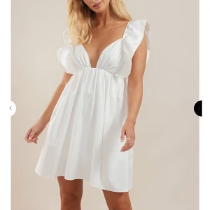 Vit klänning - Säljer denna vita klänning som jag använt en gång på studenten. Väldigt bra skick alltså. 🥰