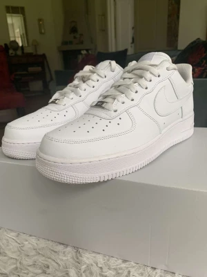 Air force 1 - Helt nya oanvända af1 vita o storlek 44. vid snabb affär så är priset inte hugget. Bra pris.