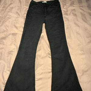 Supersköna jeans med stretch från Gina i bootcutmodellen. Tecken på användning finns men hela och rena🤩Något små i storlek så skulle säga att de passar en Medium (jag är 177 lång) 