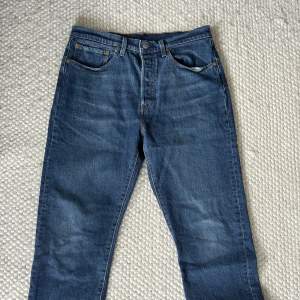 Helt nya Levis 501 jeans utan några slitage! Skick 10/10! Nypris: 1099kr om du har några frågor så är det bara att skriva till mig!😄