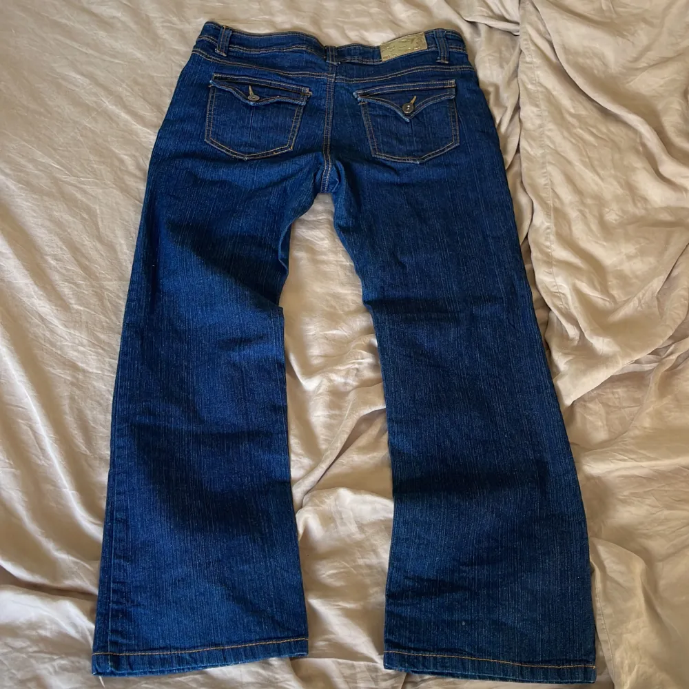 Så snygga jeans från Out jeans som tyvärr inte passar mig, älskar fickorna😍 (har därför inga bilder med dom på)💕Jättebra skick! Midjemått: 84cm Innerben:71cm. Jeans & Byxor.